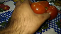 Tomate anão gostoso metendo o pauzão grosso no rabão do tomate cuzudo