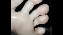 Veja meu pezinho fedidinho sendo babado e bata uma pra mim