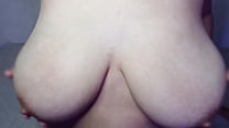 Mi Mejor Amiga me manda un Vídeo jugando con sus Enormes Tetas y me la Término Cogiendo