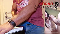 Novinha Assiste Pornô da Mãe e Vai Sentar no Mesmo Pau
