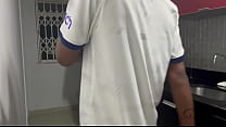 Madrasta rebolando enquanto mexe a panela, pronta para o enteado meter por trás.