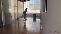 Começou na varanda de casa, estava só de calcinha com os vizinhos me vendo fazer uma loucura proibida.