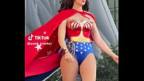 Susie haciendo cosplay de wonder woman lydan carter