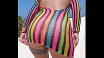 Latina Exhibiéndose en la playa enseña las tetas y el culo