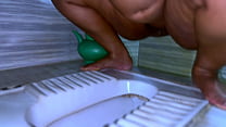 MADRASTRA MADURA GIME COMO UNA VERDADERA ZORRA CALIENTE MIENTRAS SE MASTURBA CON UN GRAN DILDO. ELLA LE DA UNA GRAN MAMADA AL DILDO Y SE LO FOLLA MIENTRAS FANTASEA QUE TIENE SEXO CON EL HIJASTRO