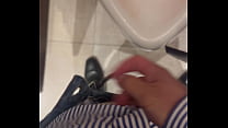 En baño público a ver que se da mientras me echo una miada