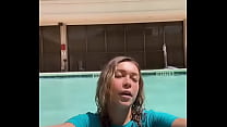 Hermosa tetona en piscina mojada