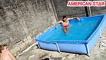 Enquanto meu vizinho saiu, comi a mulher dele