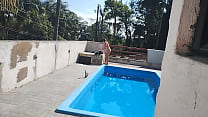 Chamei o pedreiro no domingo pra terminar um serviço na piscina. Mais fiquei preparada bem putinha esperando.. logo ele bateu uma punheta e gozou pra mim
