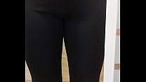 Yannik fait pipi dans leggings
