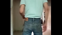 Pantalones orinados con pañal de tela y un día lleno de delicia y pajas