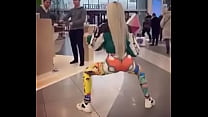 Chica baila con pantalon de Pokémon