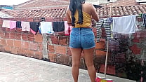 El papá de mi novio me espía !!!! Eso me puso cachonda y le termine chupando toda su polla, no le digan a mi novio !!!!