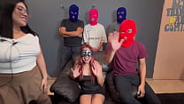 Hotwife flaquita es cogida en un Gangbang enfrente de su esposo