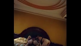 Mexikanische Hobbynutten auf dem Bett