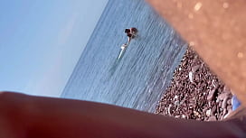 Risikoreiches Sex am öffentlichen Strand voller Menschen mit Spermaüberlauf