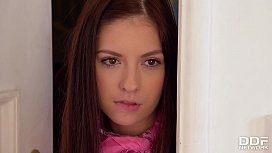 Coeds Luna Rival & Rebecca Volpetti in einem wilden Dreier