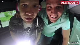 Busfahrerin auf der Suche nach der richtigen Ladung