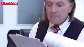 Lass uns machen - Die heiße Sekretärin verführt und fickt ihren reifen Chef