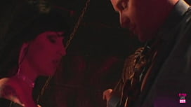 Eine Fuchsfee liebt BDSM, bindet ihren Mann und bringt ihn zum Orgasmus