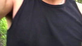 Blondine im Wald: Zappelnde Typen