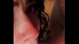 Geküsste kleine Analhure mit Tätowierungen reitet wild - POV Cowgirl Latex Creampie