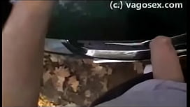 Wald-Hure saugt dicken Schwanz hart!