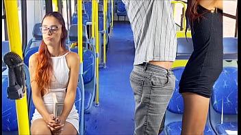 Estudante sendo encoxada no ônibus em publico!