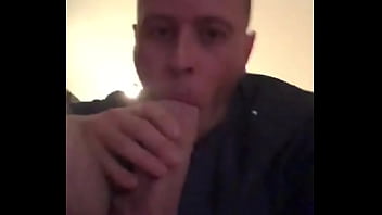 rubio chupando pija 1/4