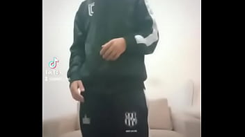 ajudante de pedreiro juvenil dançando sensualmente para a câmera até sair cimento do pau gozo pau no ânus