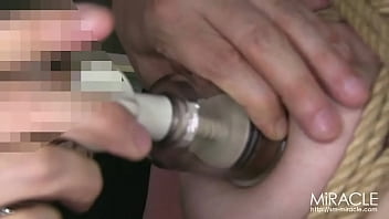 乳首吸引機の責めに悲鳴を上げる女