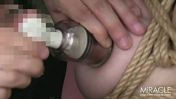 乳首吸引機の責めに悲鳴を上げる女