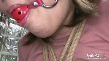 乳首吸引機の責めに悲鳴を上げる女