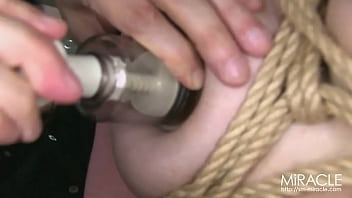 乳首吸引機の責めに悲鳴を上げる女