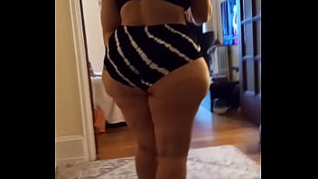 Wide hips phat assed milf playing virtual reality bowling