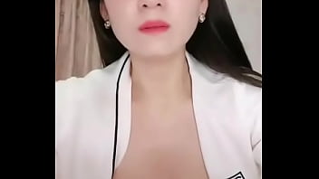 Two grown men bullied an aunt of mine. The hot auntie fucks her pussy and squirts, there is a lot of vaginal fluid, close-up of peeing in the toilet, domestic online dating, high-end peripheral