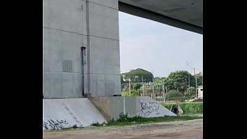 thumb observando home  n trabalhando na obra sozinho na obra sozinho a obra sozinho c