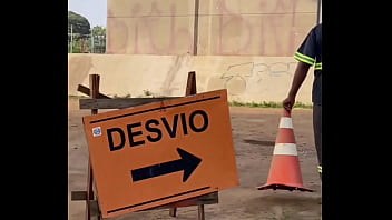 thumb observando home  n trabalhando na obra sozinho na obra sozinho a obra sozinho c