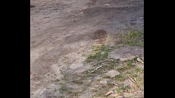 thumb observando home  n trabalhando na obra sozinho na obra sozinho a obra sozinho c