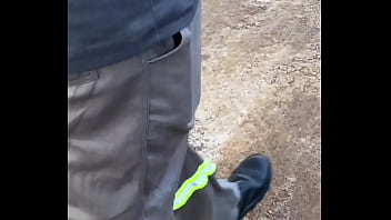 thumb observando home  n trabalhando na obra sozinho na obra sozinho a obra sozinho c