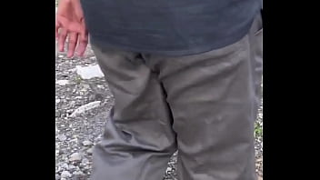 thumb observando home  n trabalhando na obra sozinho na obra sozinho a obra sozinho c