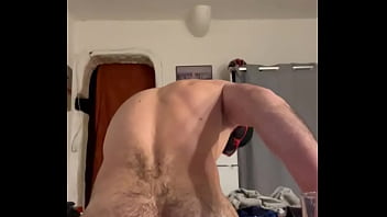 Un verre de pisse sur mon cul très poilu et sodomi