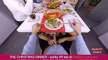 "Virtueller Weihnachts-Blow mit heißer Blondine unterm Festtagstisch"