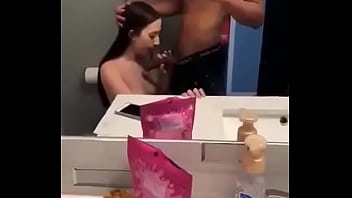 Rubia le da rica mamada a su novio