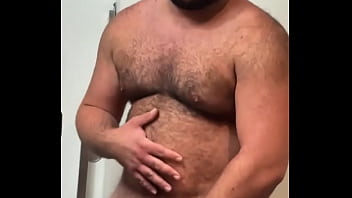 Urso peludo lindo batendo uma punheta