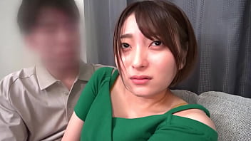 A fair-skinned beautiful breasted shaved wife who looks good with a short cut [Aoi (23) / 1st year of marriage]