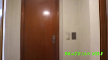a minha madrasta me olha no banho e pede pra foder sem camisinha (VIDEO COMPLETO NO RED/SHEER)