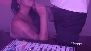 MAMEI O DJ E ELE ME LEVOU PARA OS FUNDOS E ME FODEU FORTE - BABI VENTURA E ED JÚNIOR
