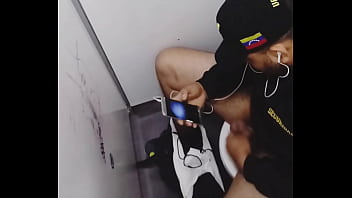 Guardia veneco se masturba en baño de galeria meza redonda