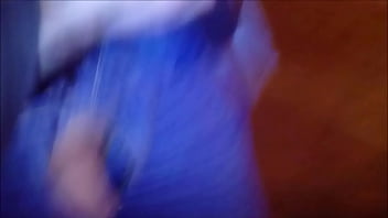 Travesti de closet saca la pijita en publico y se le para